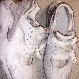 Nike Shoes - NIKE HUARACHE WOMENS 7 Nike Shoes - NIKE HUARACHE WOMENS 7